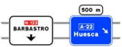 Preseñalización de salida (carteles sobre la calzada, multicarril)